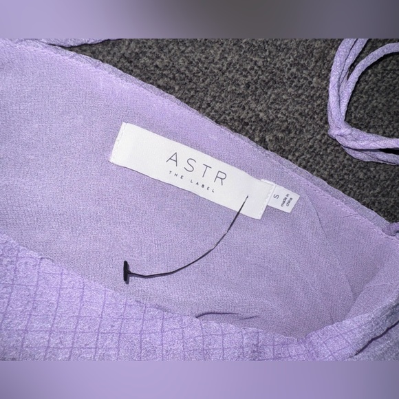 * ASTR The Label Lavender V Neck Bubble Sleeves Tie Back Blouse Size Small NEW - Picture 5 of 6